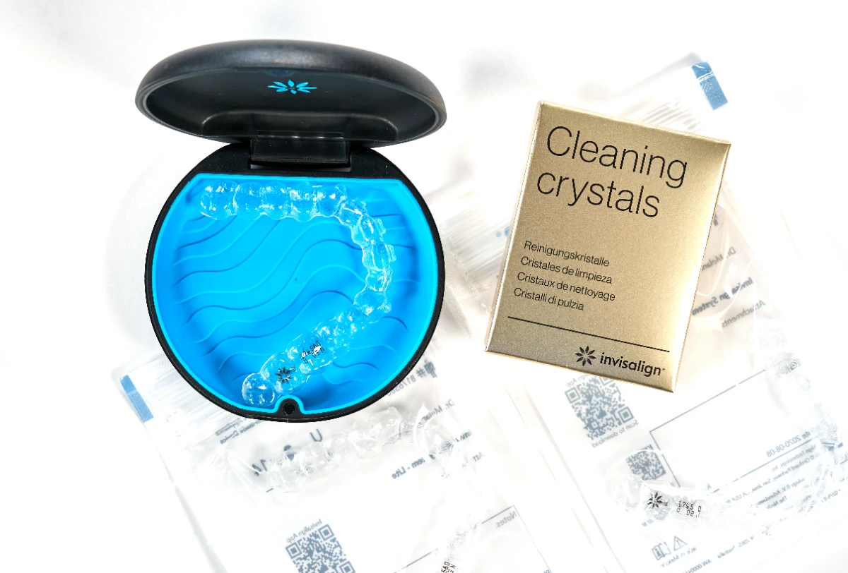 จัดฟันใส ยี่ห้อไหนดี? เปรียบเทียบ Invisalign vs ยี่ห้ออื่นแบบหมัดต่อหมัด