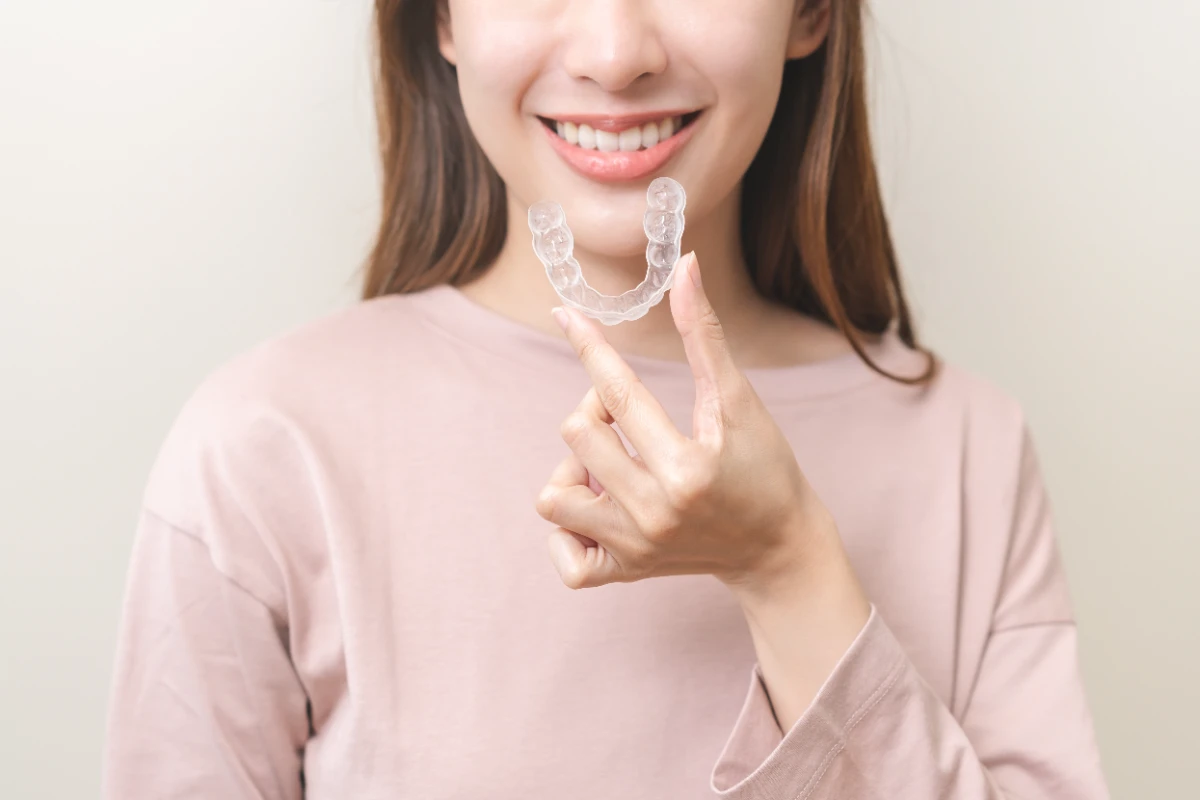 วิธีใส่และถอดอุปกรณ์จัดฟันใสที่ถูกต้อง สำหรับมือใหม่หัดจัดฟัน